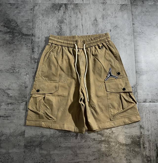 乔丹工装印花款 复古休闲情侣短裤 舒适 版型立体 上身效果好 原版一比一开模定制 原版复刻 版型立体 侧开衩 工艺复杂 万针刺绣Logo 立体饱满 顶级复刻 原