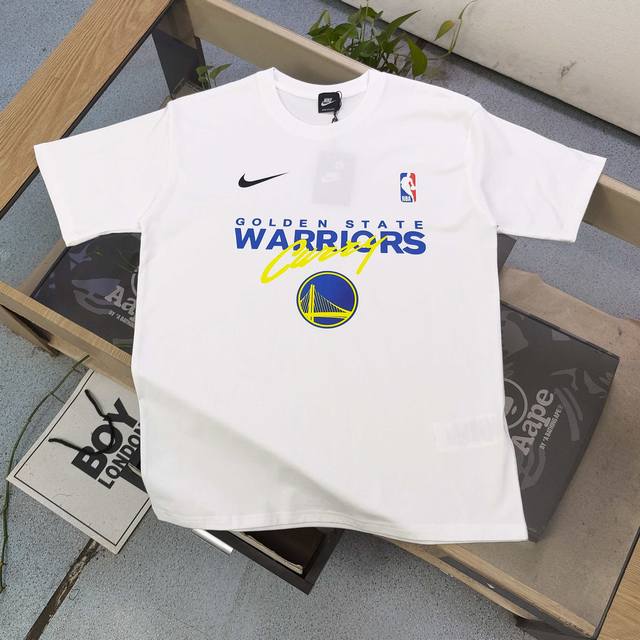 上新 款号 Tx298 2025新款Nike耐克联名Nba金州勇士队钩子字母图案Logo印花休闲情侣短袖T恤 轻奢高级 上身效果 绝绝子 采用250克纯棉面料