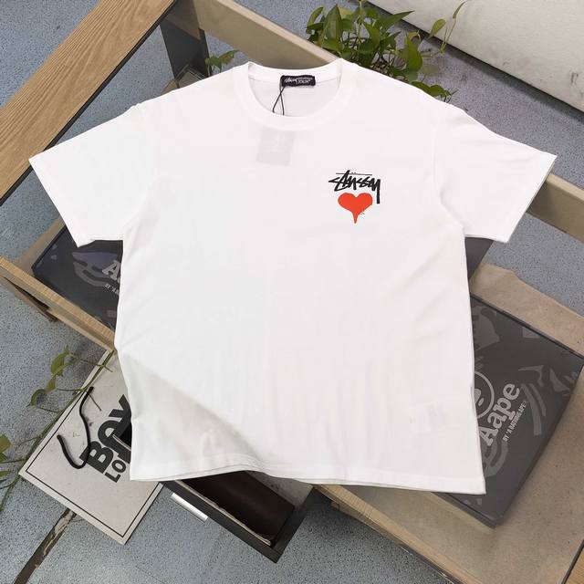 上新 款号 Tx265 2025新款Stussy斯图西爱心字母图案Logo印花休闲情侣短袖T恤 轻奢高级 上身效果 绝绝子 采用250克纯棉面料 全套定制辅料