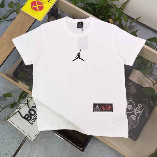 上新 款号 Tx194 新款Jordan乔丹Aj简约飞人图案Logo印花休闲情侣短袖T恤 轻奢高级 上身效果 绝绝子 采用220克纯棉面料 全套定制辅料 印花采