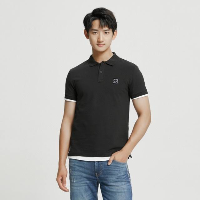 calvin Klein 男士翻领商务休闲简约经典款polo衫 面料是高档的珠地棉面料 款式方面使用万针刺绣的Logo使得这款polo衫更加出众 螺纹领 所有辅