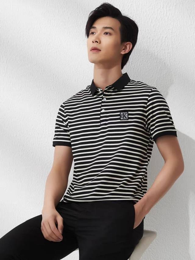c K 针织polo条纹短衫 夏日吸睛神器 Ck 针织polo条纹短衫 显瘦藏肉又高级感满满 这个牌子一贯给我的感觉就是绅士感十足的精致品牌 所以对他的印象特别