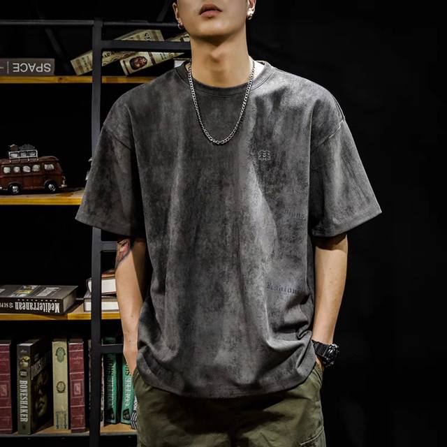 kolon 可隆蜡染水洗做旧高街情侣款短袖 重磅双纱纯棉 表面蚀毛处理 面料本身颜色为活性黑 多次重工成衣石磨蜡染水洗后 自然褪色成淡淡的浅灰色 亲肤舒适 十分