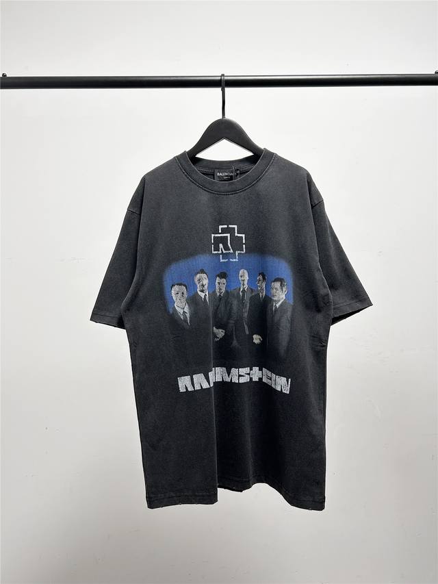 高版本 质量很好 巴黎世家 Balenciaga男女同款人像乐队短袖T恤 此款尺码偏大 最小Xs穿到145斤左右 最大穿到200多斤 面料通过水洗工艺 后背原版