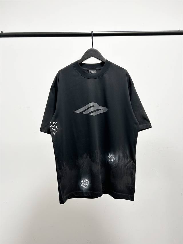 高版本 质量很好 巴黎世家 Balenciaga喷漆涂鸦款 脏染印花短袖T恤 此款尺码偏大 最小Xs穿到 斤左右 最大穿到200斤 领口微破洞工艺 巴黎世家Ba