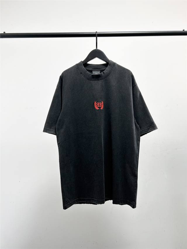 高版本 质量很好 巴黎世家 Balenciaga麦穗小标双B字母刺绣短袖T恤 面料采用水洗处理 上身更加柔软舒适 袖口领口微破洞 此款尺码偏大 最小Xs穿到14