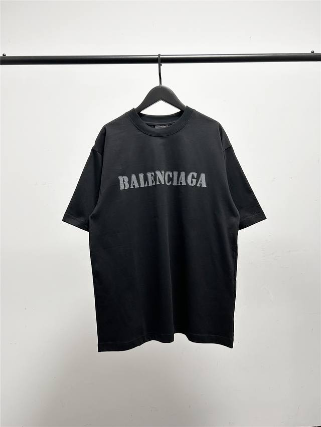 高版本 质量很好 巴黎世家 Balenciaga男女同款涂鸦字母短袖T恤 模糊一排字母款 此款尺码偏大 最小Xs穿到145斤左右 最大穿到215斤左右 图案采用