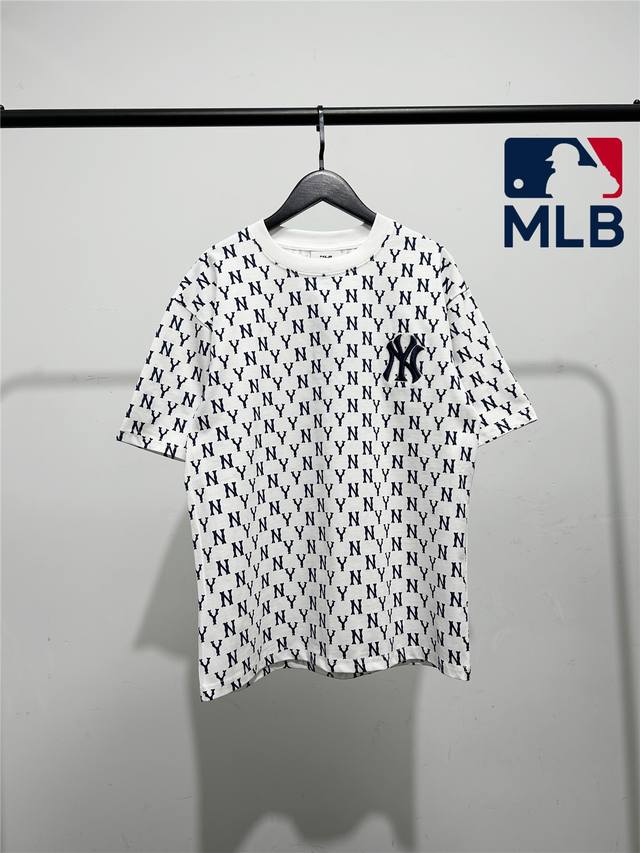 高品质 质量非常好 Mlb柜子经典满印短袖T恤 三标齐全 四联吊卡 原厂包装 通肩压条保证舒适性 2025Mlb Ny 经典满印款 情侣圆领短袖高端品质 专柜1