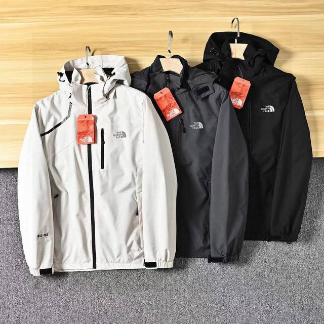 上新 Tnf 北面柜子春秋季新款冲锋衣夹克连帽外套 内里薄绒 帽子可拆卸 颜色 黑色 灰色 米白 尺码:L,Xl,2Xl,3Xl,4Xl,5Xl 三防风防水面料