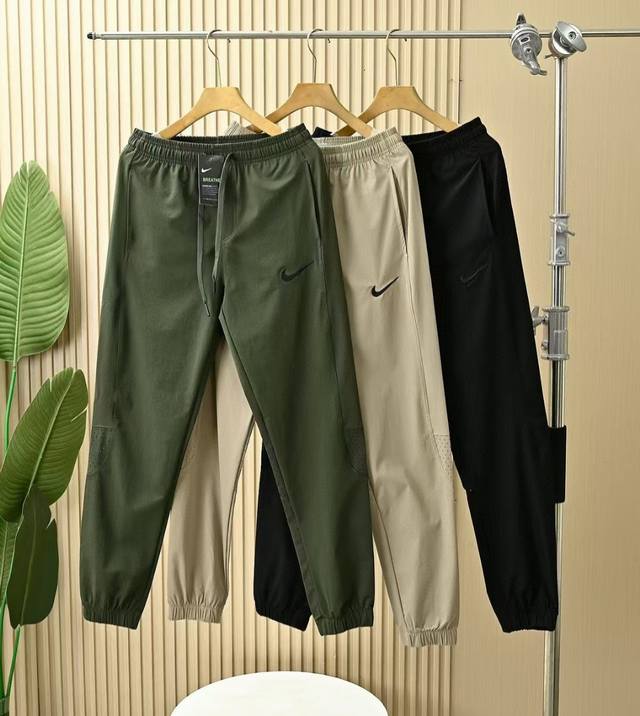 上新 清薄透气 后腿处激光冲孔透气清凉 钩子耐克Nike Nk男款夏季弯刀版型轻薄拼接休闲裤 尺码:M,L,Xl,2Xl,3Xl 黑色,卡其,军绿 四面弹户外速