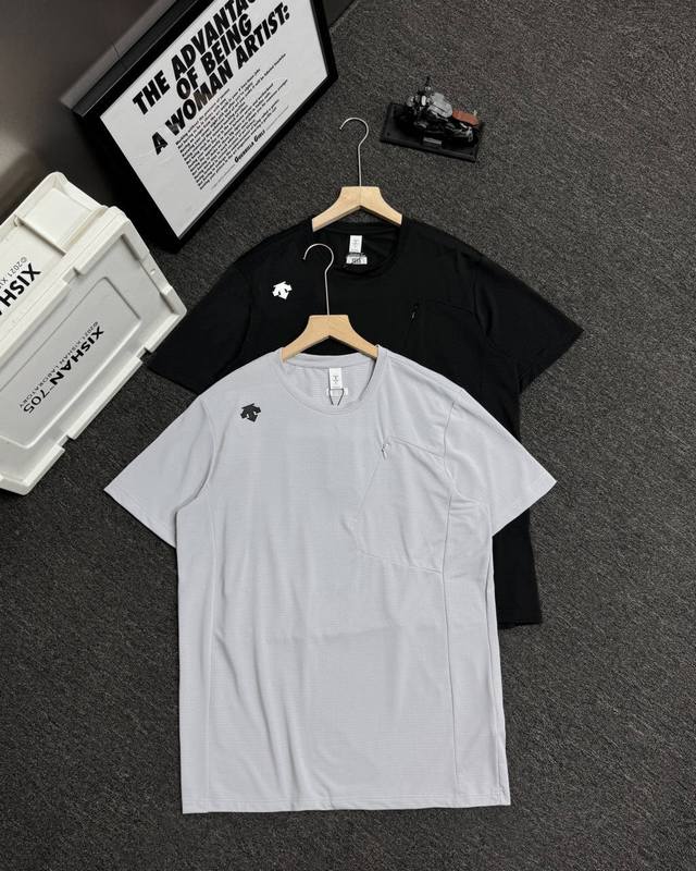 上新 descente 迪桑特二色综训运动健身男女同款清爽速干短袖T恤夏季新款 原单Des综训系列运动健身轻薄透气速干T恤 这款T恤可以说是夏日必备的时尚单品