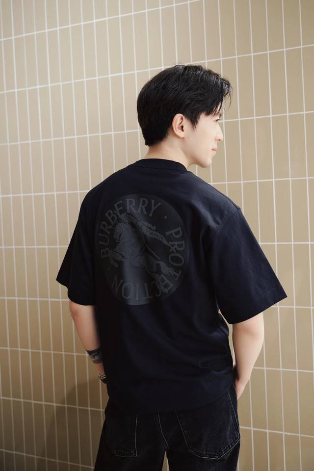burberry巴宝莉后背圆盘Logo短袖T恤 全新的后面大圆圈印花元素使得整件衣服更加的潮流时尚 全件衣服印花材料为发泡绒感浆 其特点就是摸起来手感软软的 同