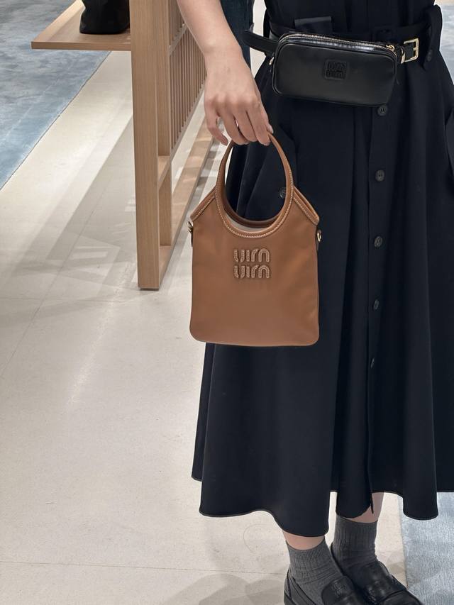 性价比之王Miumiu 缪缪迷你托特缩小版的 miu新款迷你托特包 帆布款和皮款同步上新 手拿 斜挎 搭配可拆卸长肩带多种背法的 小容量女士包包 Mini Si