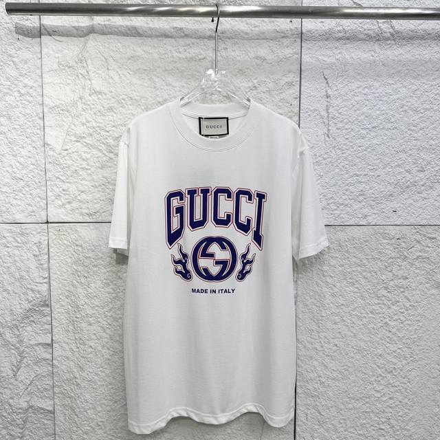 gucci双G互扣大字母T恤短袖 男女同款+15配礼盒 包装不支持退换 定制16S单纱精梳棉平纹布 克重230G 32S双纱1*1横版机织造罗纹.前幅采用八爪机