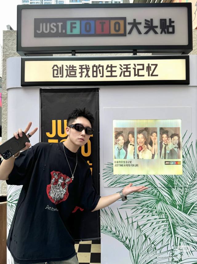 资讯 巴黎世家男女同款户外运动休闲舒适Blcg 2025春夏最新城堡印花纯棉+子母泼墨平纹 短袖T恤 -