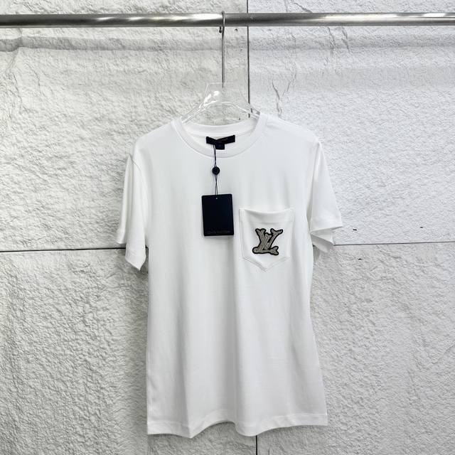 lv.Louis Vuitton 纯色胸前口袋扁金刺绣Tee 男女同款 柜子原版购入 高端版 原版定织面料 成分为100%全棉50支纱220克双面平纹布料 其面