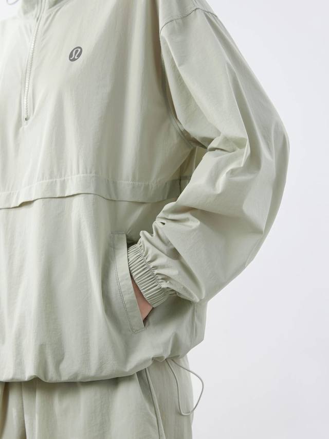 Lululemon 露露乐檬 这是充满酷感与少年感的一款防晒套装 上衣采用休闲的冲锋衣版型 落肩廓形遮肉显瘦 几乎不挑身材 半拉链门襟可以随意调节领口高低 结合