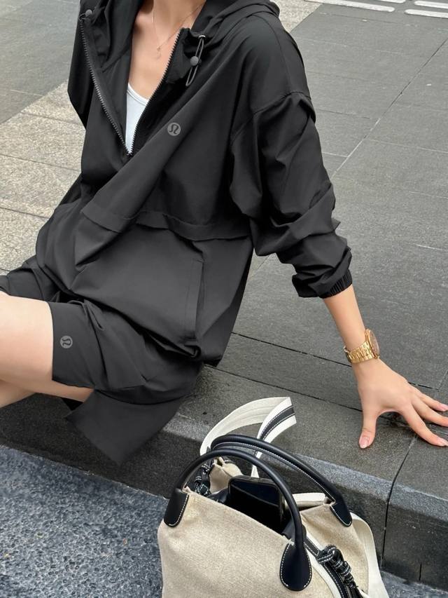 Lululemon 露露乐檬 这是充满酷感与少年感的一款防晒套装 上衣采用休闲的冲锋衣版型 落肩廓形遮肉显瘦 几乎不挑身材 半拉链门襟可以随意调节领口高低 结合