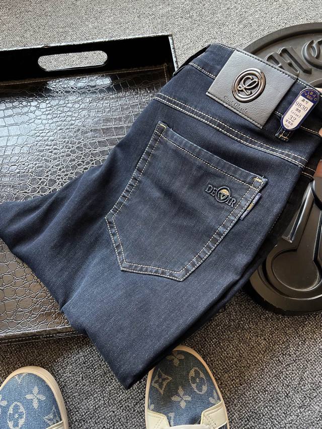 专柜新品牛仔裤 人气爆款 Loewe 罗意威专柜新品水洗深蓝牛仔裤 恒隆在售万元级 款号 9830 罗意威家今年优选新疆长绒棉牛仔面料 经过天然碱性水洗工艺 特