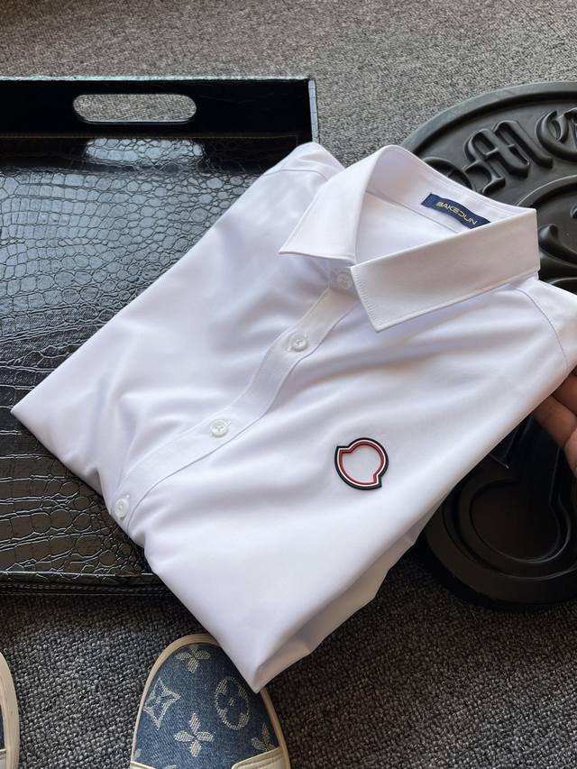 顶级高奢白衬衫 人气爆款 Moncler 蒙口家专柜新品高奢商务休闲长袖白衬衫 恒隆在售千元级 款号 1419 蒙口家今年最新高定冰氧天丝面料 拿到手触感细腻