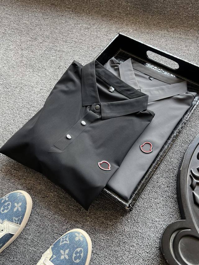 专柜顶级冰氧锦棉 人气爆款 Moncler 蒙口专柜新品轻奢商务休闲无痕短袖polo衫 恒隆在售万元级 款号 9901 蒙口家今年最新液氨锦棉面料 带有冰凉因子