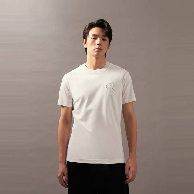 2025Ck春夏新品Calvin Klein男士短袖T恤 专柜特供限定二件装礼盒 圆领T恤是一款时尚的主打单品 采用经典款型 穿着舒适方便 这款单品设计简约 采