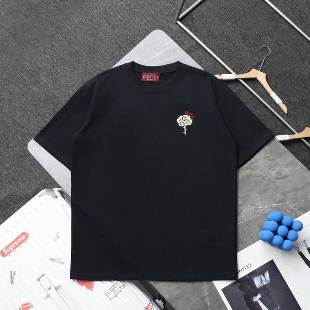 顶级复刻 高端定制 - Gucci 古驰 新款玫瑰花朵刺绣Logo休闲圆领短袖T恤 - 款号 3354 - 颜色 黑色 白色 - 购入原版开模打造 全套定制辅料