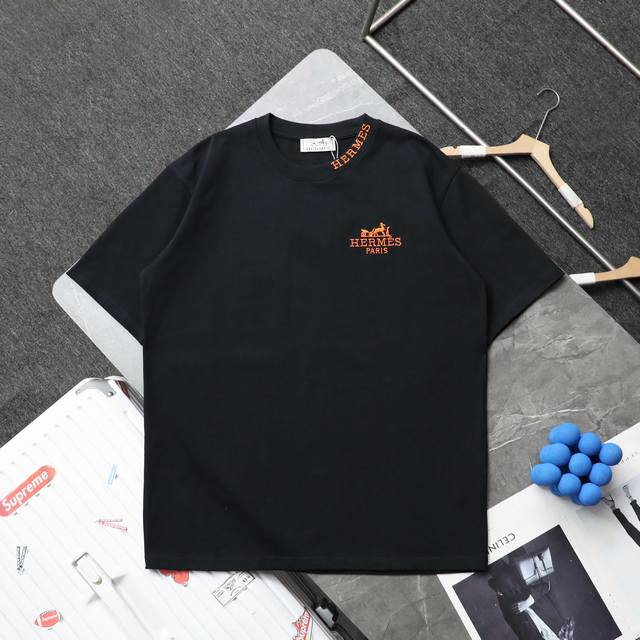 顶级复刻 高端定制 - Hermes 爱马仕 新款领口刺绣Logo休闲圆领短袖T恤 - 货号 353 - 颜色 黑色 白色 - 爱马仕 Herm S 成立于18