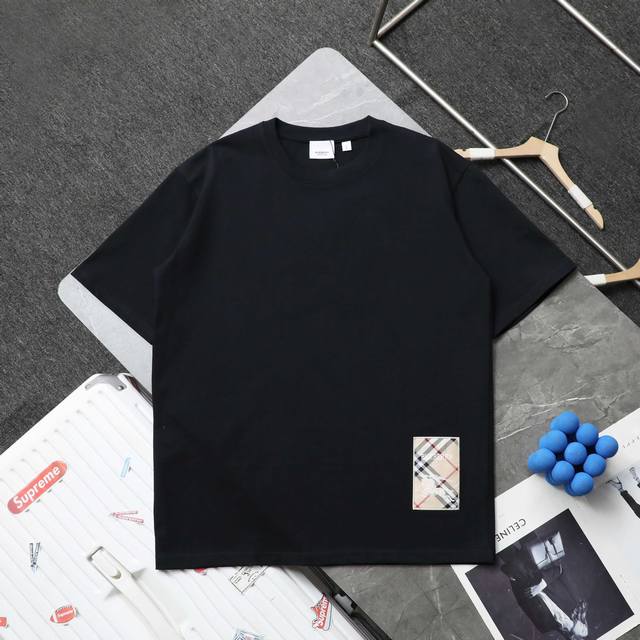 顶级复刻 高端定制 - Burberry 巴宝莉 新款标签贴布战马刺绣Logo休闲圆领短袖T恤 - 款号: 3357 - 颜色 黑色 白色 - 购入原版开模打造