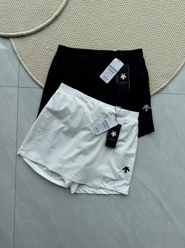 descente迪桑特25新品女士短裙裙裤 这一身好穿哭了 它拥有裙子颜值裤子的安全感 附带凉感速干属性 简直好穿哭了 出行随便搭个T恤polo衫都好看合宜 版
