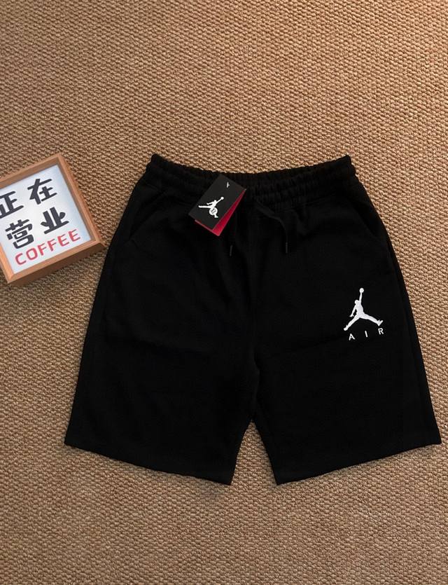 jordan 乔丹 飞人夏季最新款基础五分休闲短裤 采用重磅华棉面料 触感柔和 垂感强 穿着体验感好 4-5级水洗色牢度不易褪色 面料采用水洗印染工艺 水洗不褪