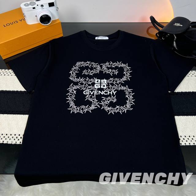 Givechy 纪梵希 23Ss夏新款荆棘四宫格印花短袖T恤 - 热度款Tee 潮男潮女必备单品 可随意穿搭 对色对位直喷工艺 图案呈现出来立体感效果非常棒 区