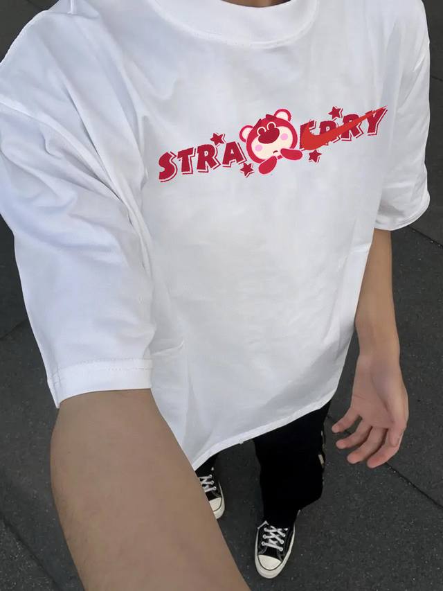 nike 耐克 联名草莓熊圆领短袖男女同款半袖T恤 面料采用26G双纱纯棉面料 经过高温预缩处理 配套同缸1X1螺纹 反复水洗不易变形 定位裁剪 版型纯正 上身