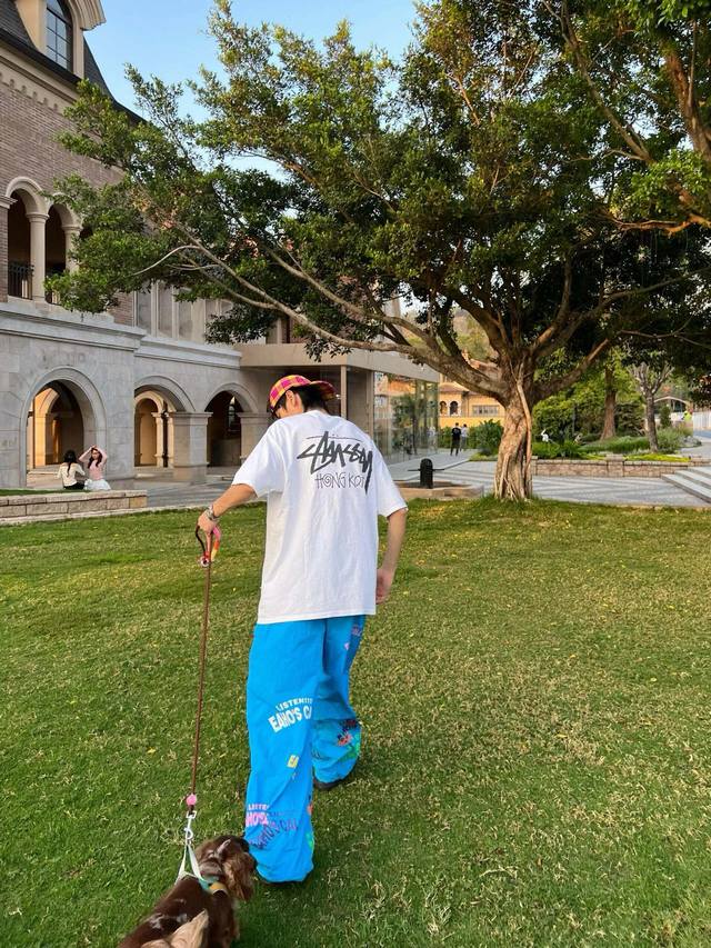 stussy 斯图西香港限定宽松圆领短袖T恤 男女同款 面料采用260G 双纱纯棉 做工规整 纹路清晰 穿着舒适 宽松版型男女都能驾驭品质随意对比自留主推墙裂推