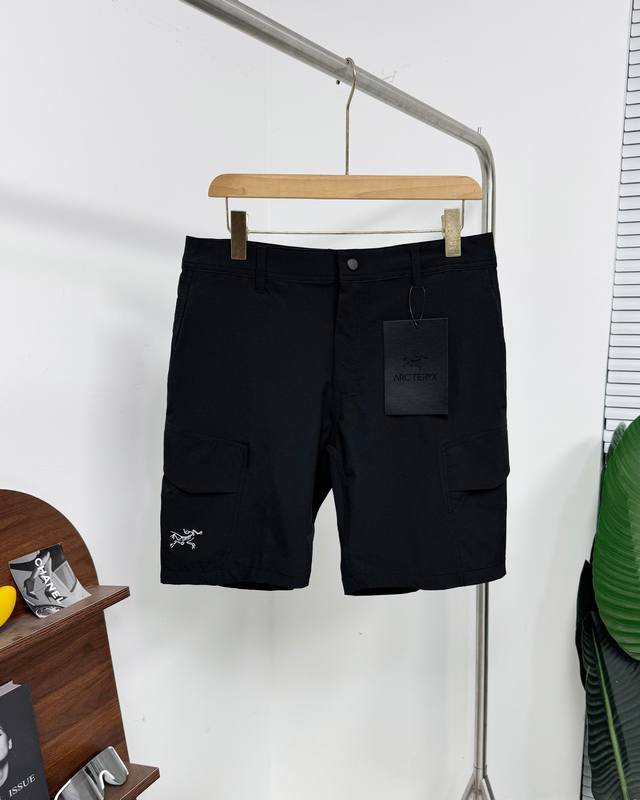 Arc Teryx 始祖鸟 Rampart Shorts系列户外 休闲通勤 机能短裤 男女同款 不怕衣服贵 就怕买不好 一分价钱一分货的道理都懂 到手便知 它是
