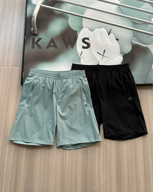 kolon Sport可隆夏季男士户外速干压胶短裤 面料质感做工品相都相当完美 客供机能户外速干面料 除了提供耐磨性外 穿起来也非常舒适并提供极大的运动自由度和