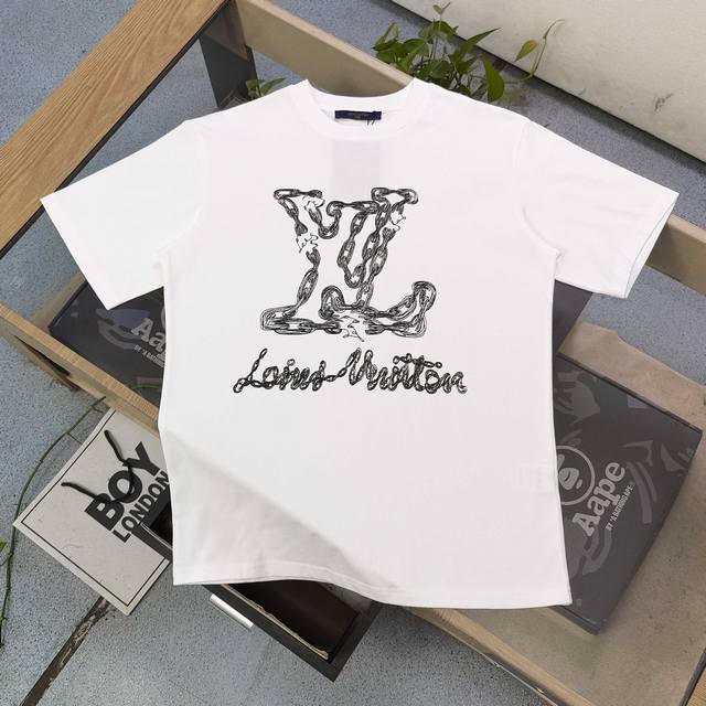 高版本 2025新款Louis Vuitton路易威登Lv锁链图案Logo字母印花休闲情侣短袖T恤 独一无二的活性环保面料染色 32支双纱精梳纯棉爽滑手感 纯棉