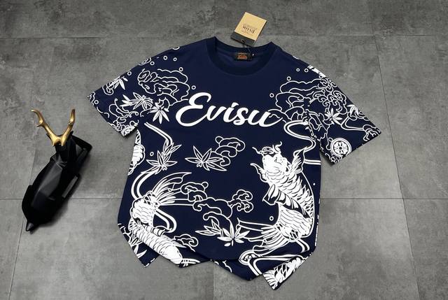 新款短袖上新2025Ss夏季新品 福神Evisu 夏日潮流新宠 这件短袖简直是时尚与品质的完美融合 面料选用的是优质棉质 柔软亲肤 透气性一流 夏天穿着舒适又自
