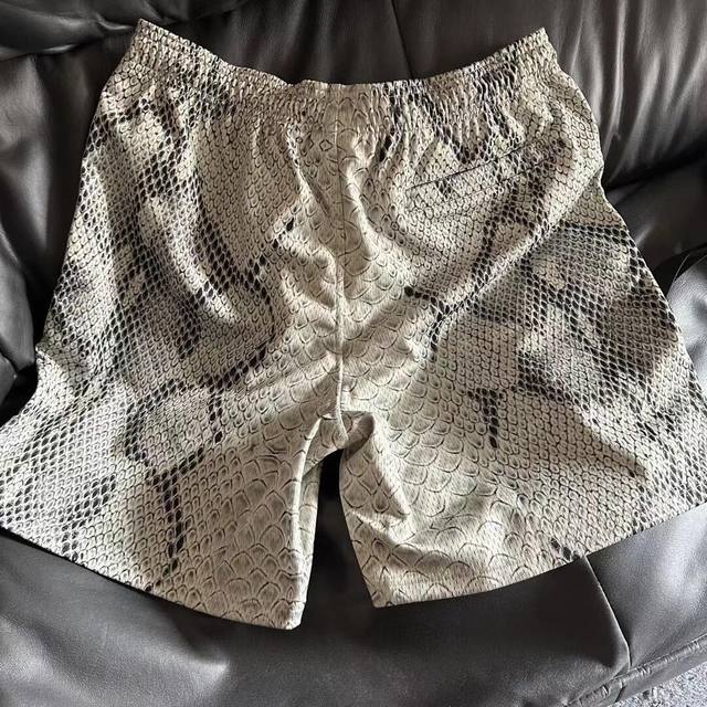 stussy Ss24 Mesh Short Basic Snake夏季系列Logo标志网眼宽松五分休闲短裤男女同款 骨色 优质面料 采用高品质的网眼面料 具有