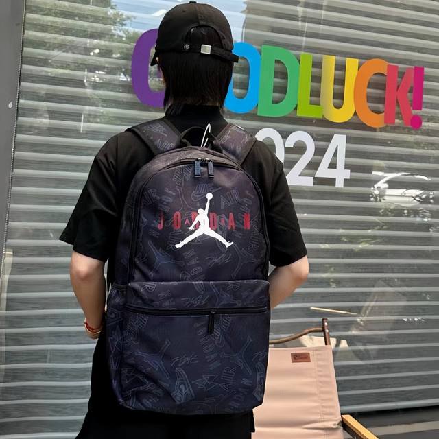 nike耐克乔丹大标迷彩双肩包单肩包学生书包男女同款 包包容量大 用料厚实质量超级好 模特实拍 上身非常好看 颜色: 灰色 黑色 尺寸:50*18*30