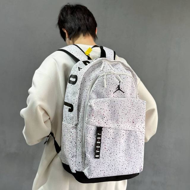 nike耐克乔丹织带字母类似双肩包单肩包学生书包男女同款 包包质量超级好 容纳空间大 内置电脑夹层 包包背垫超级柔软 上身背着特别舒适 给你一个不一样的背包体验