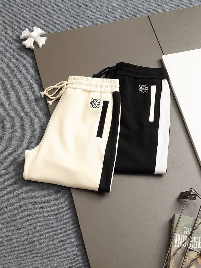 loewe 罗意威 25Ss专柜同款毛圈短裤情侣款 采用棉质毛圈面料精心制作 饰以同色调提花图案 突显罗意威经典的Logo刺绣厚板立体 裤子偏厚使整体高透气和柔