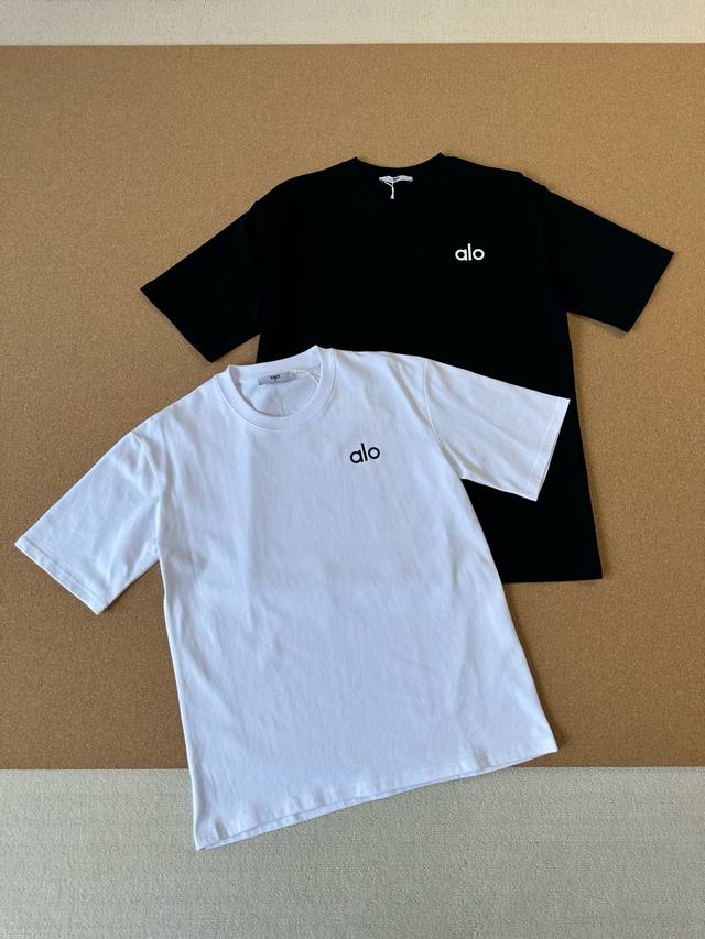alo 硅胶款基础简约设计短袖Tee 颜色 黑色 白色 尺码 M-3Xl 热爱运动的小伙伴们 Alo 这件纯棉短袖T恤简直是为你们量身定制 纯棉材质赋予它卓越的
