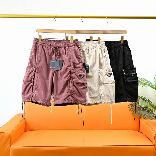 prada 普拉达25Ss夏季新款户外机能三角标多口袋工装短裤 夏季王炸款机能多口袋工装短裤 机能风十足的一款单品 可以混搭个各种属于你的风格 甄选进口梭织面料