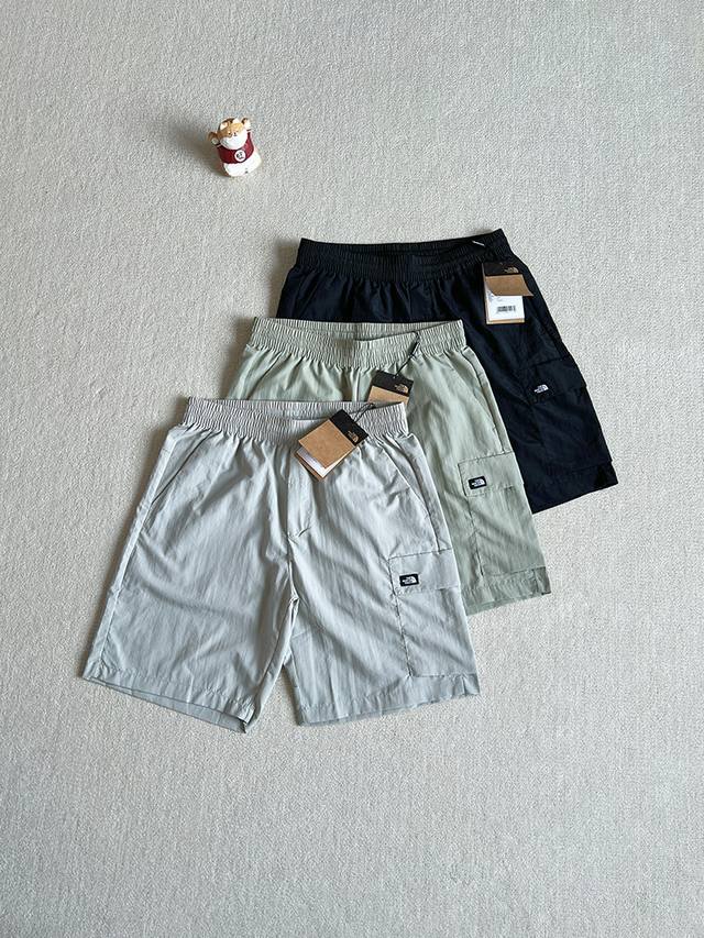 暴躁来袭 出韩国订单Tnf 北缅 25Ss夏季新款 男子都市休闲短裤众所周知 韩国订单都是偏时尚潮流的不管是代购还是韩国门店每年都迅速售馨的定制短裤 裤型非常完