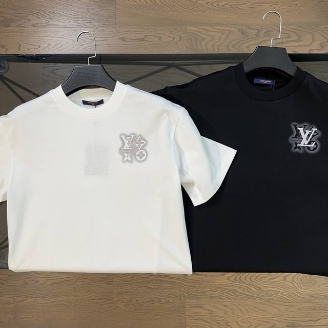 lv 路易威登 2025春夏渐变Logo字母短袖T恤 胸前描边绣当季新设计Lv字样 后背品牌专属四角星图案精密刺绣 极简主义用到极致 取用280高克重水洗纯棉面