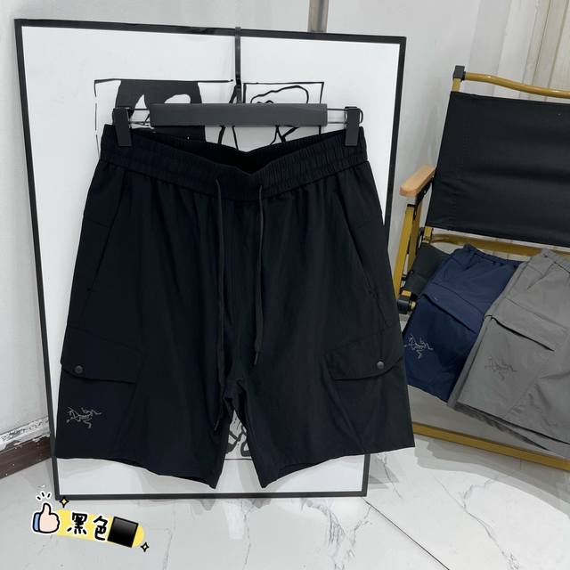 arcteryx 始祖鸟特梭织速干短裤 面料采用新型的户外梭织类面料的 面料立体有型 纹路清晰 四面微弹 适合任何环境穿着搭配 腰部抽绳设计 能灵活调节松紧 贴