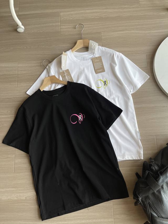 On昂跑 Club Graphic 舒适时尚简约百搭短袖 T恤 这款短袖果然是春夏衣橱的 万能单品 简单几个词就能感受到它的随性时髦感 极简中的小心机 看似基础