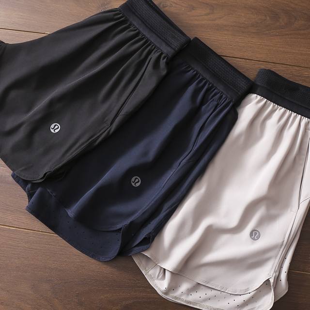 严选好货 Lululemon新款男士休闲运动短裤 经典时尚款 客供轻量化速干梭织面料 吸湿排汗 舒适透气 3D立体裁剪版型 侧腰拉链口袋设计 定织镂空腰部松紧螺