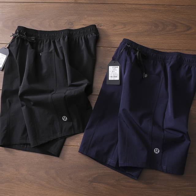 严选好货 Lululemon新款男士休闲运动短裤 经典时尚款 客供锦氨弹力梭织面料 轻薄透气 舒适耐穿 3D立体裁剪版型 两侧按扣竖兜设计 裤腿小标Logo烫印